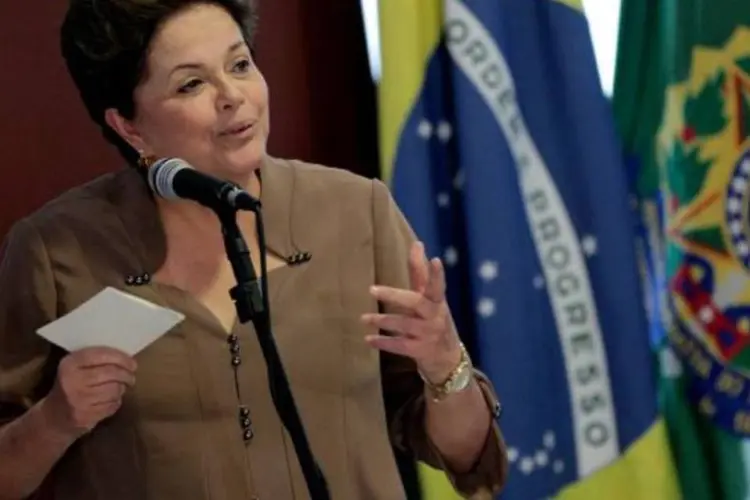 
	Presidente Dilma Rousseff falando em palestra na cidade de Bras&iacute;lia: governo far&aacute; at&eacute; a pr&oacute;xima sexta-feira o pagamento do Fundo de Exporta&ccedil;&otilde;es no valor de R$ 2 bilh&otilde;es para Estados e munic&iacute;pios
 (Ueslei Marcelino/Reuters)