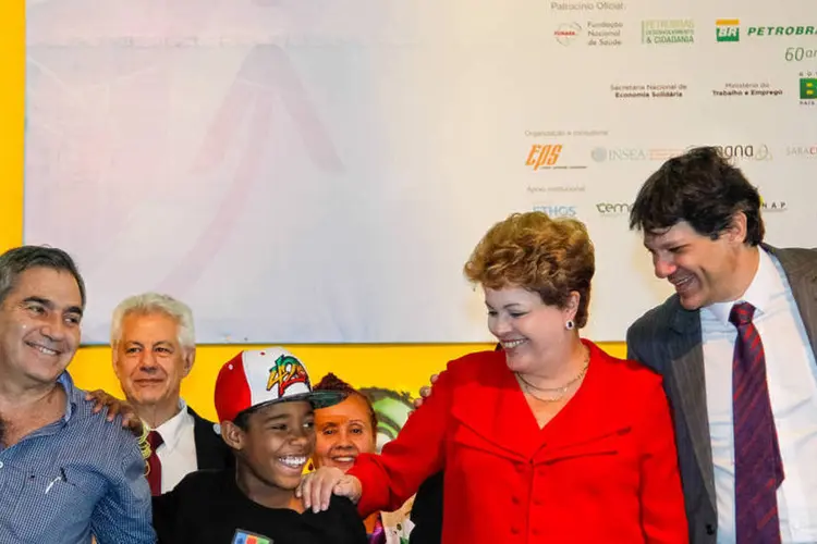 
	Dilma Rousseff e Fernando Haddad: prefeito usou uma rede social para &quot;desmentir&quot; as informa&ccedil;&otilde;es publicadas sobre suposta mudan&ccedil;a de partido
 (Roberto Stuckert Filho/ PR)