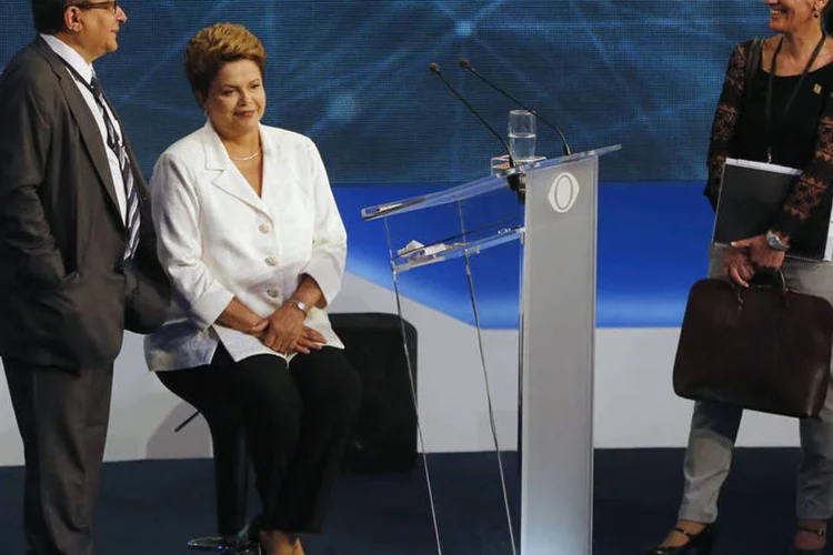 
	Presidente Dilma Rousseff (PT) conversa com assessores durante o primeiro debate do segundo turno da elei&ccedil;&atilde;o
 (Paulo Whitaker/Reuters)