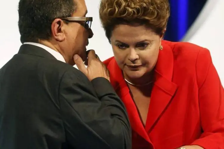 Dilma conversa com um assessor antes do debate eleitoral do SBT, em São Paulo (Paulo Whitaker/Reuters)