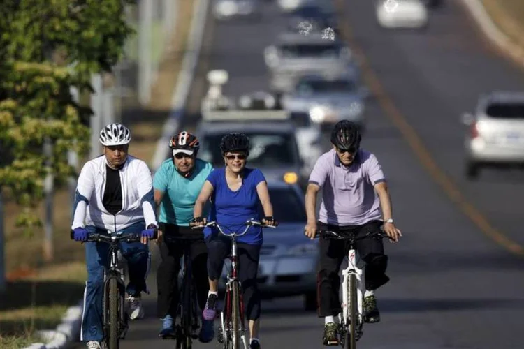 Dilma Rousseff pedala com seguranças perto do Palácio do Alvorada - 24/09/2015 (REUTERS/Ueslei Marcelino)