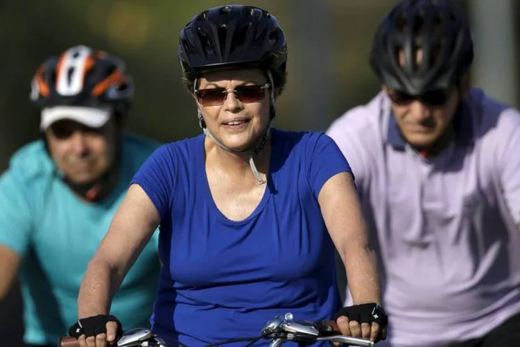 
	Dilma Rousseff pedala em Bras&iacute;lia: em mensagem ao Congresso, o ministro da Fazenda, Joaquim Levy, informou que a conta total devida aos bancos p&uacute;blicos e ao FGTS ao final de 2015 ser&aacute; de R$ 57 bilh&otilde;es
 (REUTERS/Ueslei Marcelino)