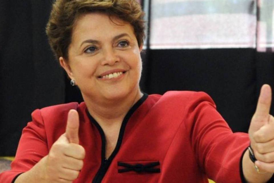 Dilma passa o dia em Brasília e deve fechar ministérios