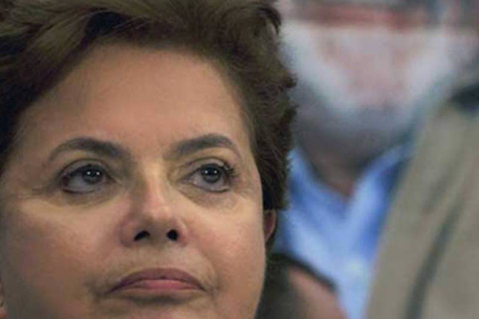 Dilma é alvo de bexigas e bandeira em caminhada no PR