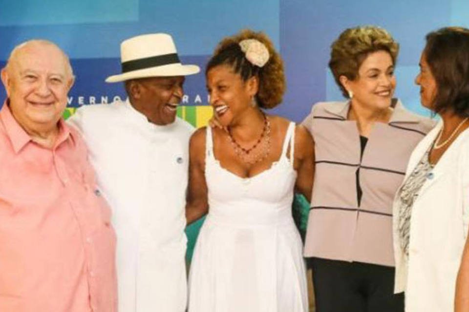 Intelectuais e artistas manifestam apoio a Dilma