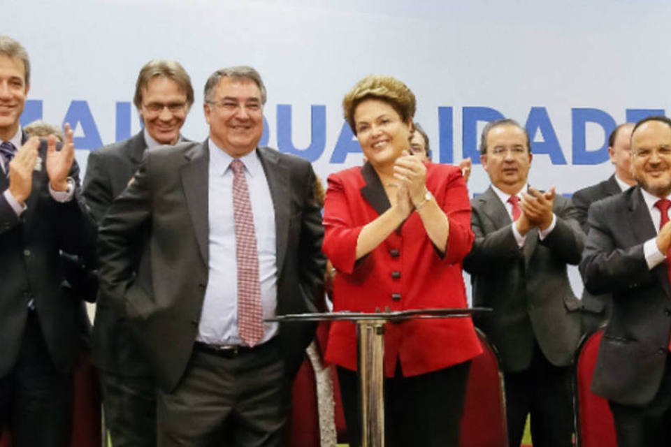 Governo ajudará a custear áreas da saúde em SC, diz Dilma