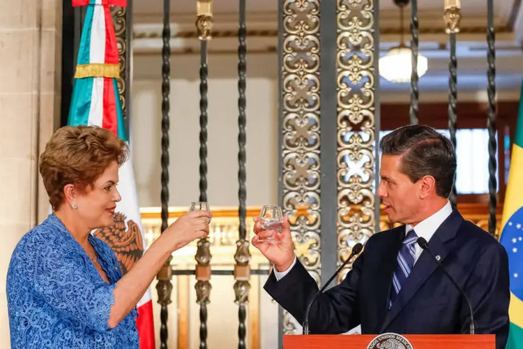 
	Dilma Rousseff no M&eacute;xico com ta&ccedil;a de bebida
 (Roberto Stuckert Filho/PR)