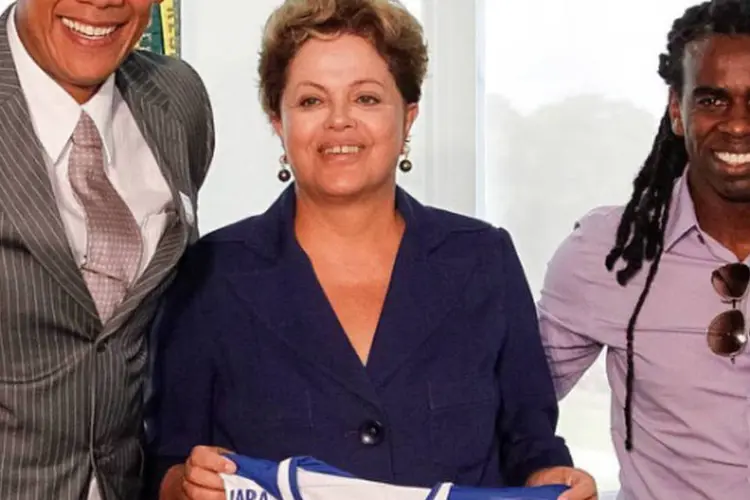 Dilma recebe o jogador Tinga e o árbitro Marcio Chagas: a informação do encontro foi publicada nesta quinta-feira pelo Blog do Planalto (Reprodução/Facebook/Palácio do Planalto)