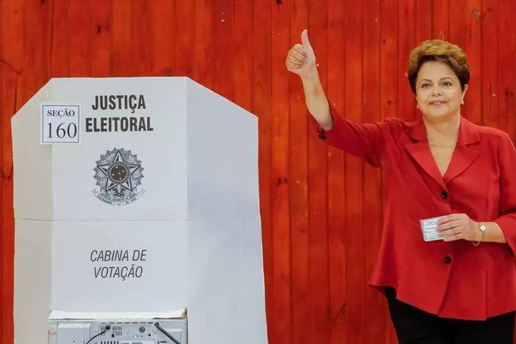 Dilma Rousseff vota em Porto Alegre no segundo turno das eleições (Divulgação/Facebook oficial)