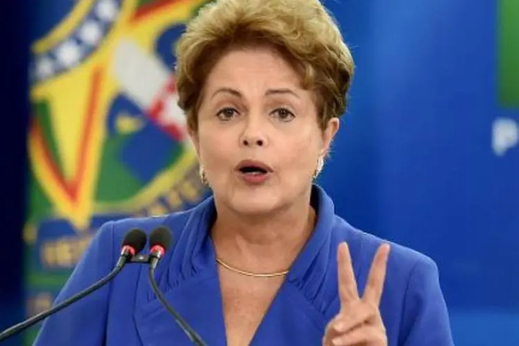 
	Dilma Rousseff: &quot;a Petrobras tem uma imensa capacidade. Nesse processo de descoberta da corrup&ccedil;&atilde;o, ela tem condi&ccedil;&otilde;es de passar por isso e superar&quot;
 (Evaristo Sa/AFP)