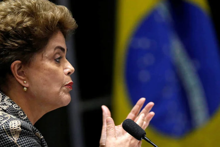 
	Dilma durante interrogat&oacute;rio no Senado: para a petista, a reforma s&oacute; deve ser feita a partir de um f&oacute;rum, &quot;a n&atilde;o ser que se queira criar um ambiente de conflagra&ccedil;&atilde;o pol&iacute;tica e social&quot;.
 (Ueslei Marcelino / Reuters)