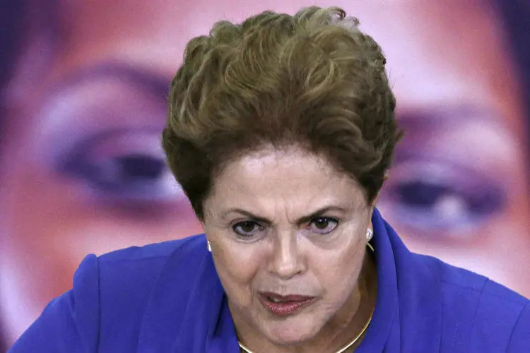 
	Dilma Rousseff: segundo o jornal, is &iacute;ndices de aprova&ccedil;&atilde;o da presidente j&aacute; ca&iacute;ram para 13% e a situa&ccedil;&atilde;o est&aacute; suscet&iacute;vel a piorar ainda mais
 (Ueslei Marcelino/Reuters)