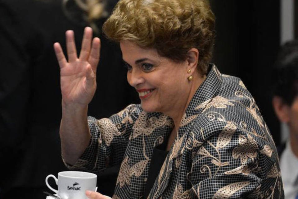 Deputados do PT aproveitam intervalo para cumprimentar Dilma