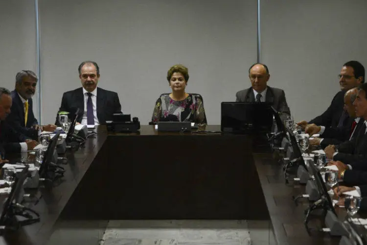 A presidente Dilma Rousseff recebe os líderes dos partidos da base no Senado (José Cruz/ABr)