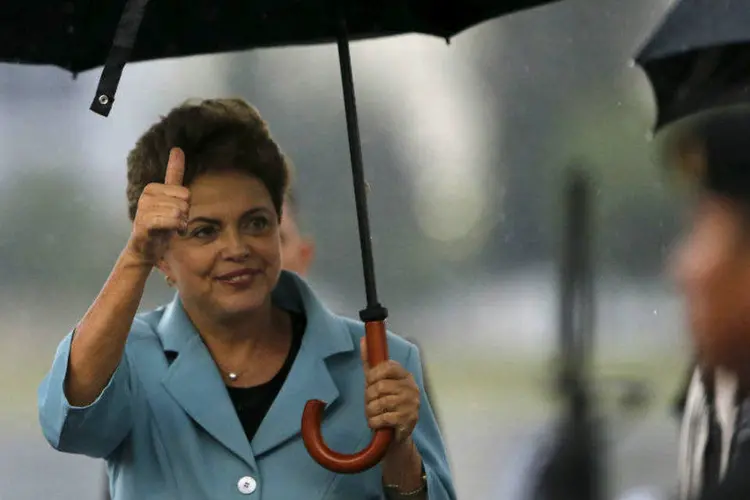A presidente Dilma Rousseff chega ao México debaixo de chuva (Henry Romero/Reuters)