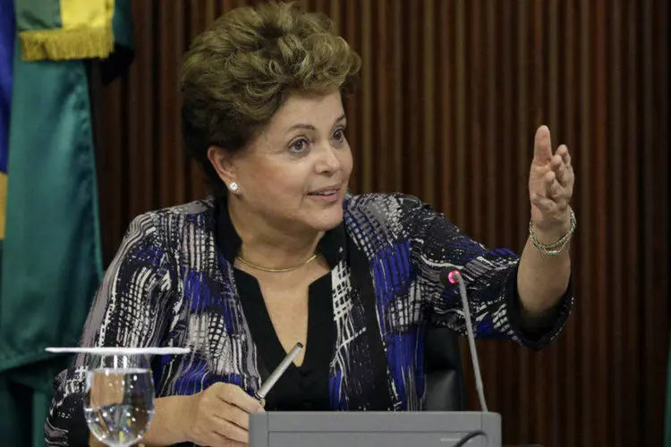 
	Dilma: a presidente telefonou para Nelson Barbosa e determinou que ele corrigisse a declara&ccedil;&atilde;o de que haveria uma nova regra de corre&ccedil;&atilde;o do sal&aacute;rio m&iacute;nimo
 (Ueslei Marcelino/Reuters)