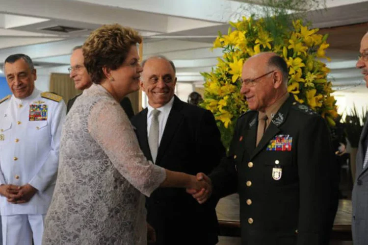 
	Dilma Rousseff durante cerim&ocirc;nia com generais: &ldquo;no Brasil de hoje, defesa e democracia andam juntas&quot;
 (Elza Fiuza/ABr)
