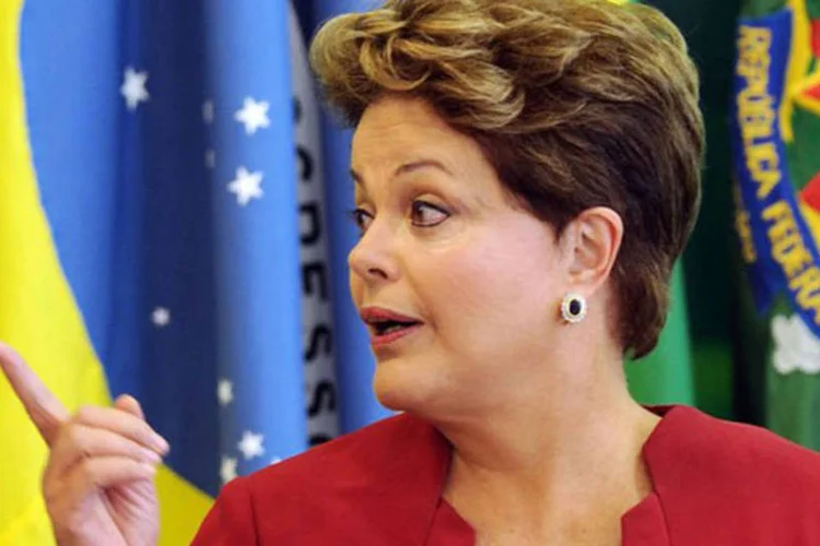 
	Dilma: a presidente ainda far&aacute; a entrega, em Barra dos Coqueiros, de 20 retroescavadeiras a para 20 munic&iacute;pios sergipanos com at&eacute; 50 mil habitantes
 (Evaristo Sa/AFP)
