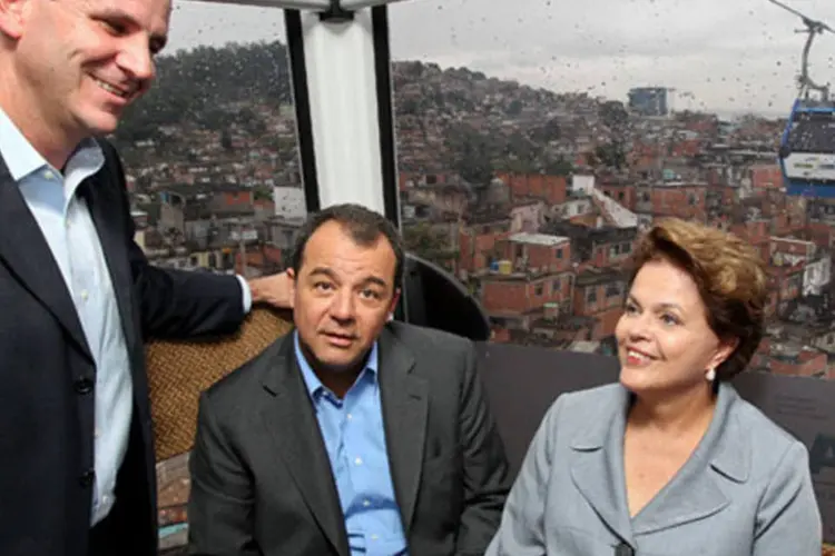 Presidente Dilma Rousseff, o governador Sérgio Cabral e o prefeito Eduardo Paes inauguram estação de teleférico do Morro do Alemão (Roberto Stuckert Filho/PR)