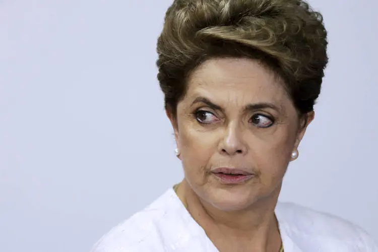 Presidente Dilma Rousseff olha para o lado, dia 15/04/2016 (Ueslei Marcelino / Reuters)