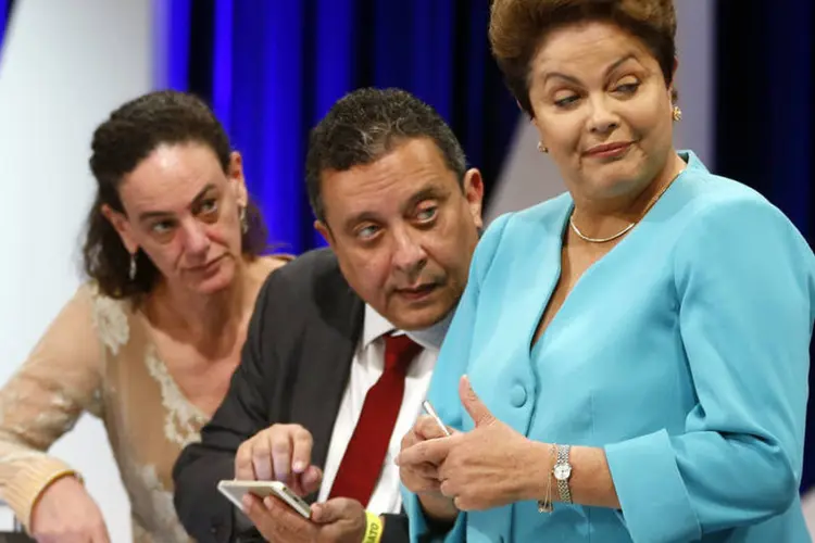 Presidente Dilma Rousseff (PT) conversa com assessores durante o debate presidencial organizado pelo SBT, em São Paulo (Paulo Whitaker/Reuters)