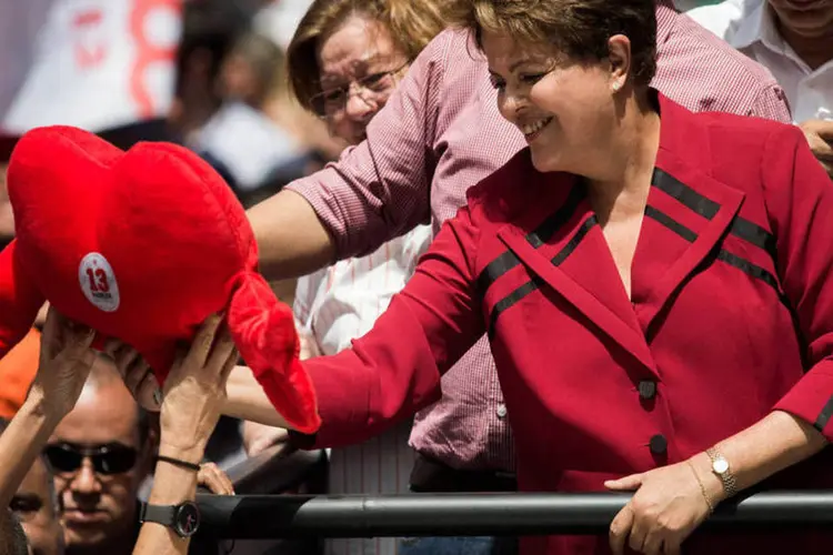 Candidata Dilma Rousseff (PT) recebe um coração de pelúcio de um eleitor durante comício em São Paulo (Roosevelt Cassio/Reuters)