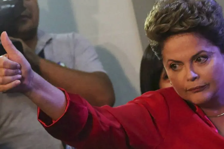 
	A presidente e candidata &agrave; reelei&ccedil;&atilde;o Dilma Rousseff acena para jornalistas
 (Nacho Doce/Reuters)