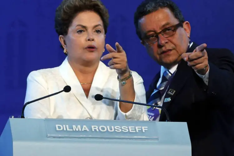 
	Presidente Dilma Rousseff (PT) conversa com assessor antes do debate da CNBB
 (Paulo Whitaker/Reuters)