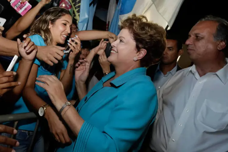 
	Dilma com prefeitos no RJ: &quot;A presidente tem tido dificuldade de se apresentar &agrave; popula&ccedil;&atilde;o&quot;, diz A&eacute;cio
 (Ichiro Guerra/Divulgação)