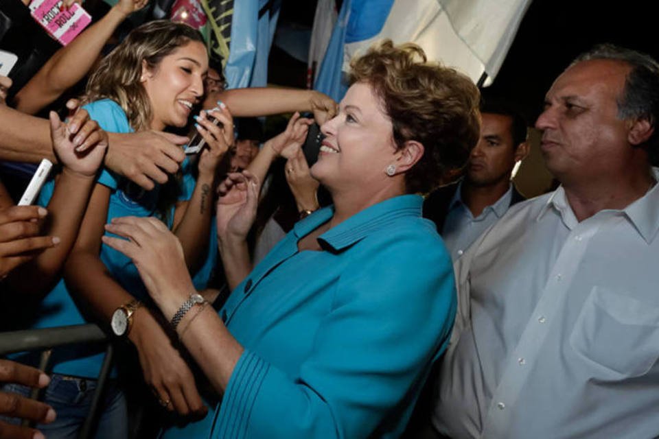 Dilma não sai às ruas para se apresentar ao povo, diz Aécio