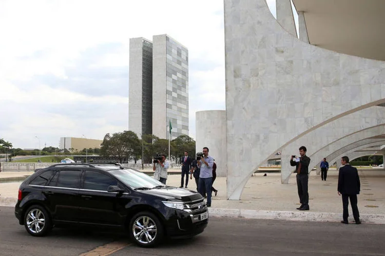 
	Chegada do carro de Dilma: para a passagem do comboio da presidente, a Esplanada dos Minist&eacute;rios, que est&aacute; interditada, foi liberada
 (Adriano Machado / Reuters)