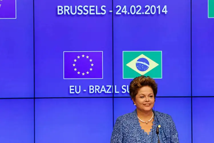 
	Dilma durante declara&ccedil;&atilde;o a imprensa na VII C&uacute;pula Brasil-Uni&atilde;o Europeia: &quot;n&oacute;s resistimos a seus piores efeitos gra&ccedil;as a pol&iacute;ticas que garantiram emprego e renda&quot;, destacou
 (Roberto Stuckert Filho/PR)