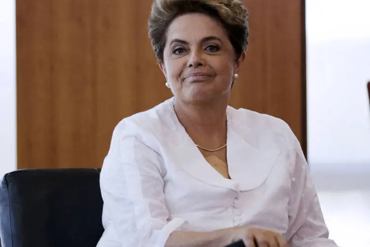 
	Dilma Rousseff: no final da manh&atilde; de hoje, a presidente desceu &agrave; portaria de seu pr&eacute;dio e recebeu flores, tirou fotos e desejou Feliz Dia das M&atilde;es aos simpatizantes
 (Ueslei Marcelino / Reuters)