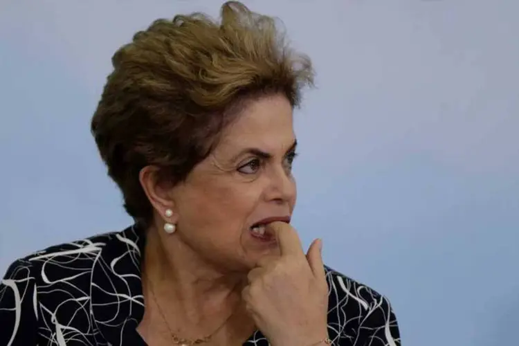 
	Dilma: &quot;Se eu renunciar, eu vou debaixo do tapete. Mas eu n&atilde;o vou, vou ficar aqui brigando&quot;
 (Ueslei Marcelino/Reuters)