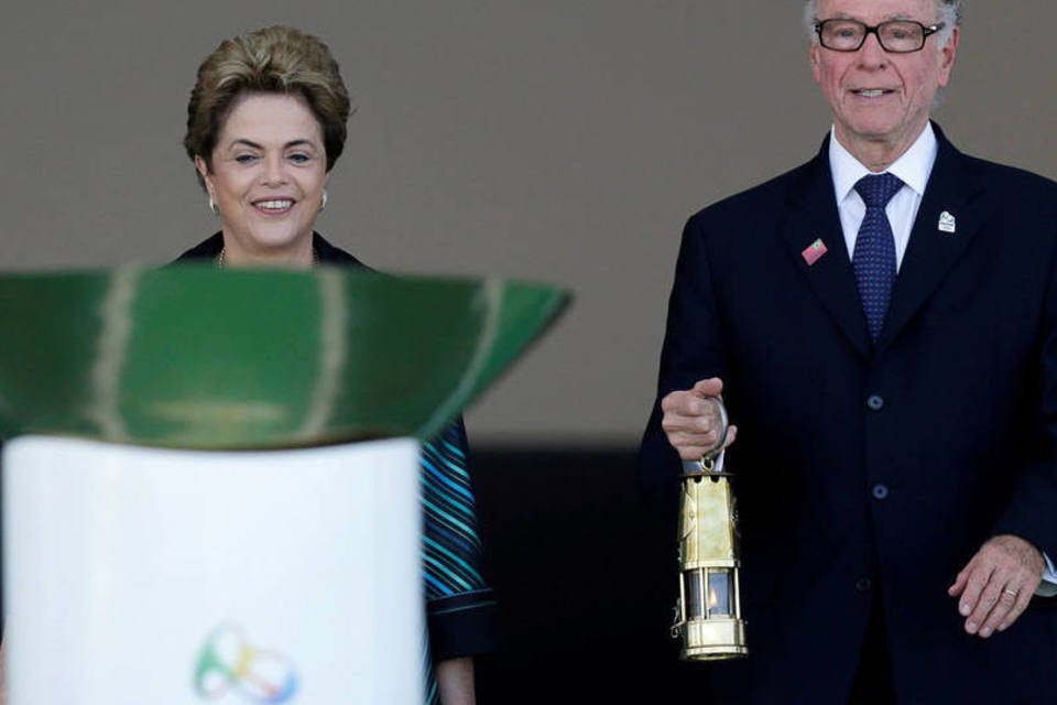 Revezamento da tocha tem protesto contra impeachment
