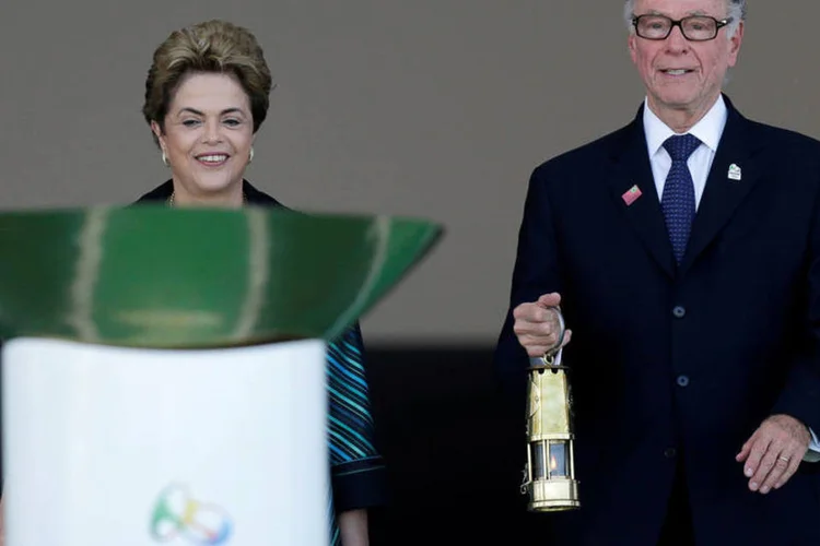 
	Tocha Ol&iacute;mpica: os manifestantes ergueram, em frente ao Pal&aacute;cio do Planalto, faixas com a frase &quot;N&atilde;o ao golpe&quot;, escrita em diversas l&iacute;nguas
 (Ueslei Marcelino / Reuters)