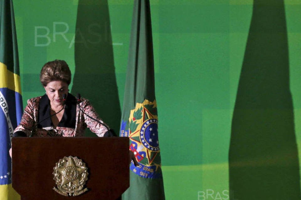 Oposição está "vendendo terreno na lua", diz Dilma