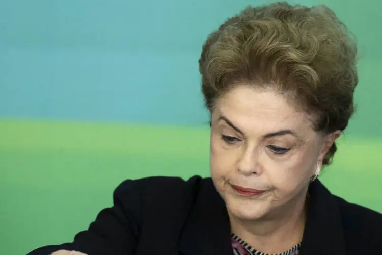 
	Dilma Rousseff: poss&iacute;vel debandada do PMDB pode complicar a governabilidade do Executivo, que deve negociar com outros partidos.
 (Ueslei Marcelino / Reuters)