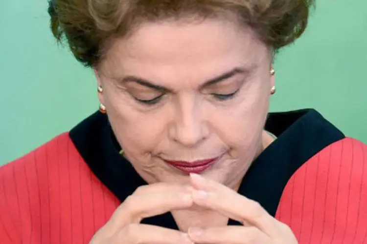 
	Dilma Rousseff: investidores acreditam que crise pol&iacute;tica s&oacute; ser&aacute; resolvida com troca de comando no Executivo.
 (Evaristo Sá / AFP)