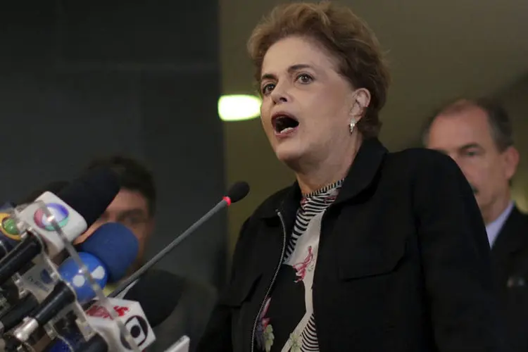 
	Dilma Rousseff: de acordo com a promotoria, em meio ao cerco a seu antecessor, Dilma o defende publicamente
 (Ueslei Marcelino / Reuters)
