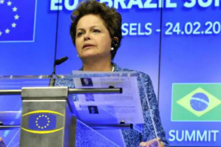 A presidente Dilma participa de uma entrevista coletiva em Bruxelas: "acredito que nós estamos, pela primeira vez, perto da conclusão de um acordo" (Georges Gobet/AFP)