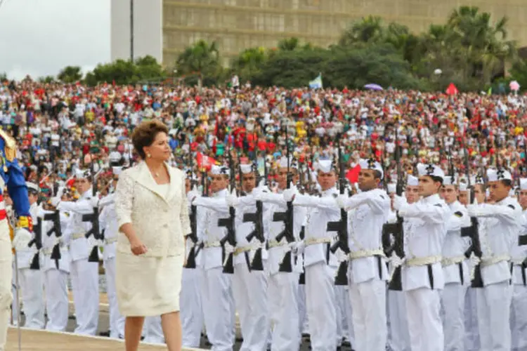 Dilma Rousseff anda pela rampa do Palácio do Planalto durante sua cerimônia de posse da presidência, em janeiro de 2011 (Roberto Stuckert Filho/PR)