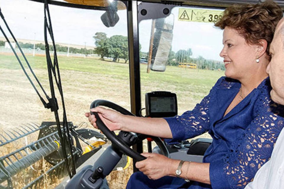 Dilma insiste em acesso à educação falando a rádios