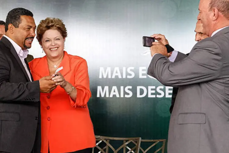 
	Dilma Rousseff durante cerim&ocirc;nia de entrega de m&aacute;quinas: a presidente afirmou que o governo &quot;n&atilde;o olha para a op&ccedil;&atilde;o partid&aacute;ria dos prefeitos&quot;
 (Roberto Stuckert Filho/PR)