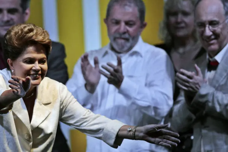 Presidente Dilma Rousseff (PT) acena durante um evento após o resultado da eleição, em Brasília (Ueslei Marcelino/Reuters)