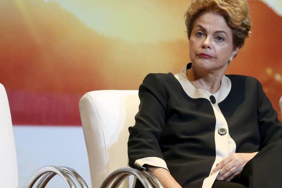 Juristas protocolam em SP pedido de impeachment de Dilma