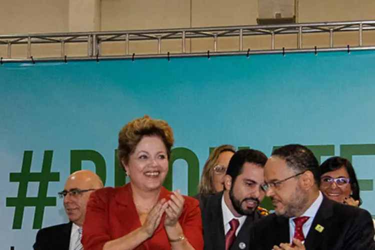 
	Dilma Rousseff durante cerim&ocirc;nia de formatura do Pronatec: a presidente afirmou que o governo federal destina R$ 14 bilh&otilde;es ao Pronatec para garantir educa&ccedil;&atilde;o de qualidade
 (Roberto Stuckert Filho/PR)