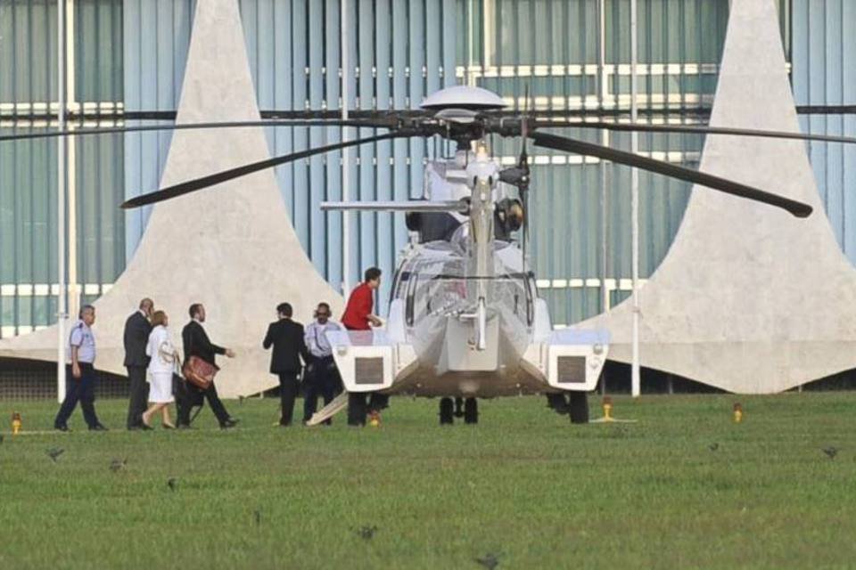 Helicóptero usado por Dilma solta labaredas antes de decolar