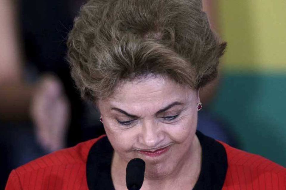 Após rebaixamento, Dilma se diz comprometida com meta fiscal
