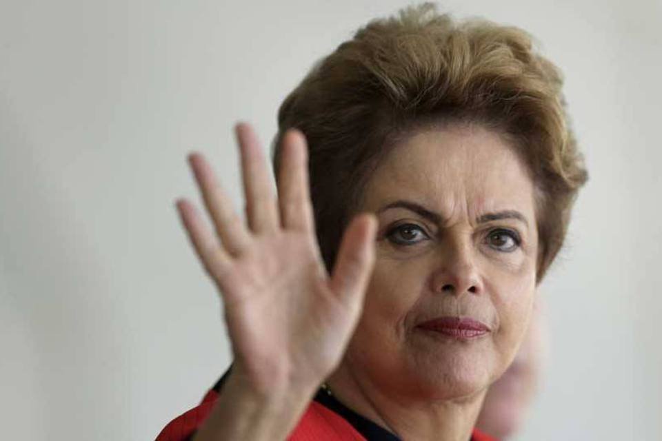Dilma muda hábitos em meio à crise e tenta se manter firme